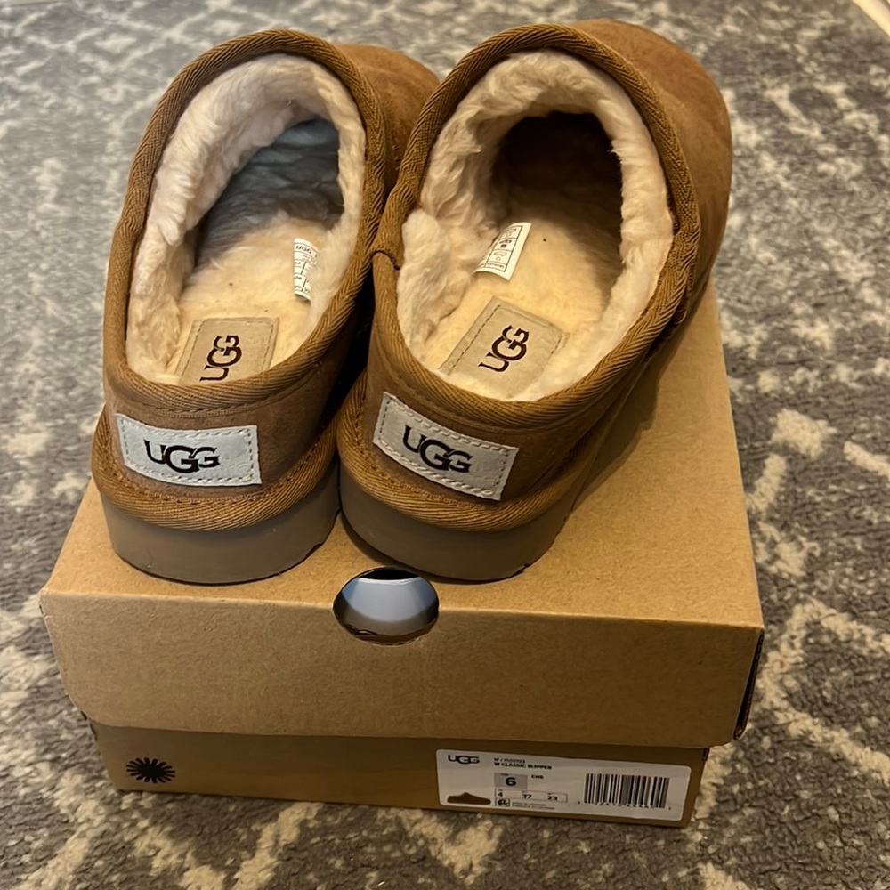 Like new in box UGG classic slipper in chestnut size 6. SOLD OUT in stores.